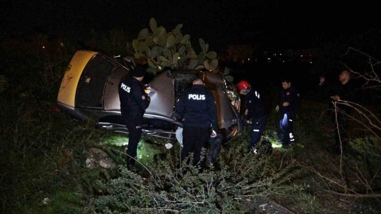 Otomobil kaldırıma çarpıp bahçeye uçtu, polis memuru sürücü ağır yaralandı