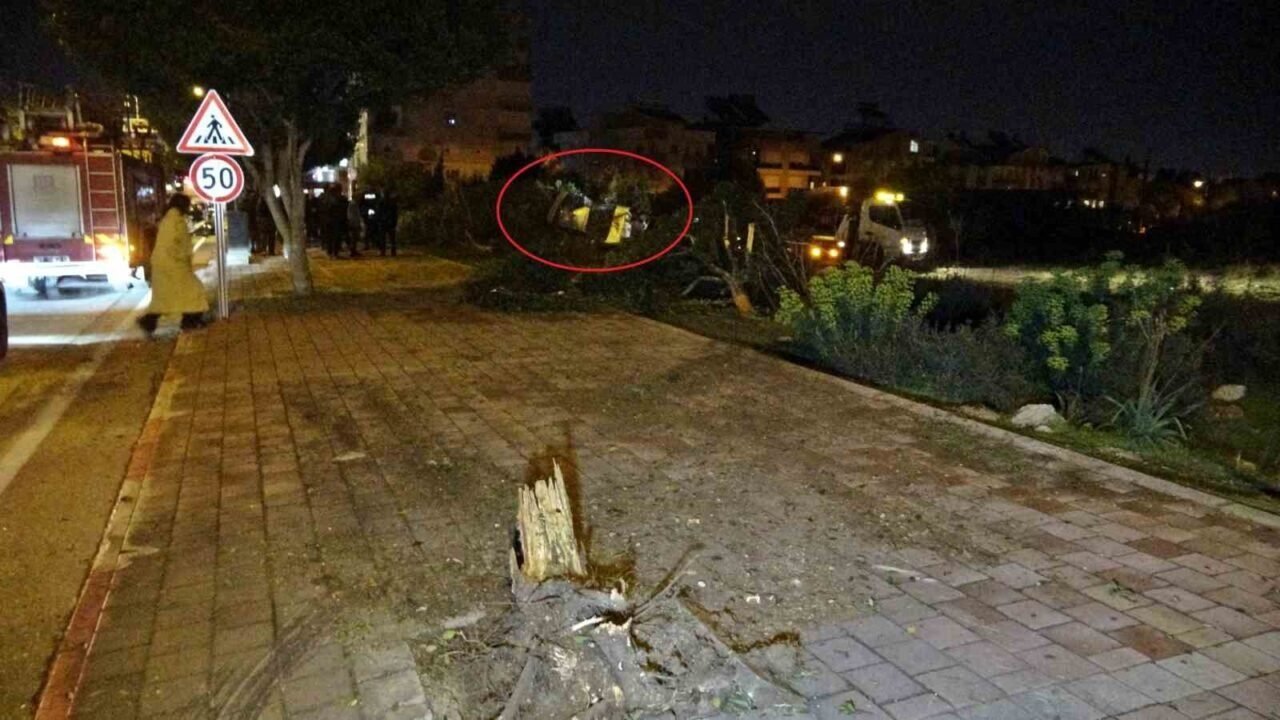 Otomobil kaldırıma çarpıp bahçeye uçtu, polis memuru sürücü ağır yaralandı Otomobil kaldırıma çarpıp bahçeye uçtu, polis memuru sürücü ağır yaralandı