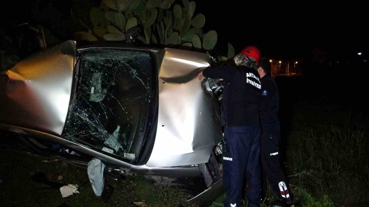 Otomobil kaldırıma çarpıp bahçeye uçtu, polis memuru sürücü ağır yaralandı