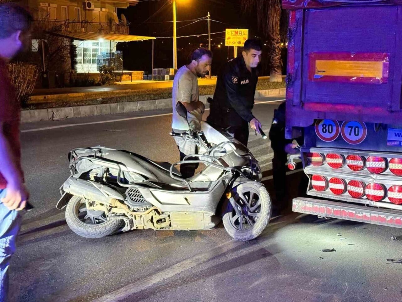 Park halindeki tıra çarpan motosikletin sürücüsü yaralandı