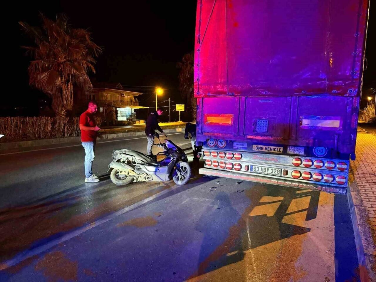 Park halindeki tıra çarpan motosikletin sürücüsü yaralandı