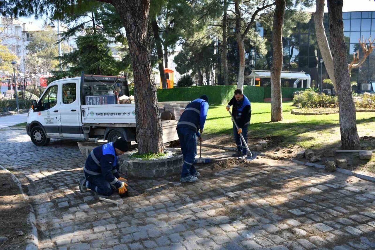 Parklarda bakım onarım çalışmaları hız kesmeden sürüyor