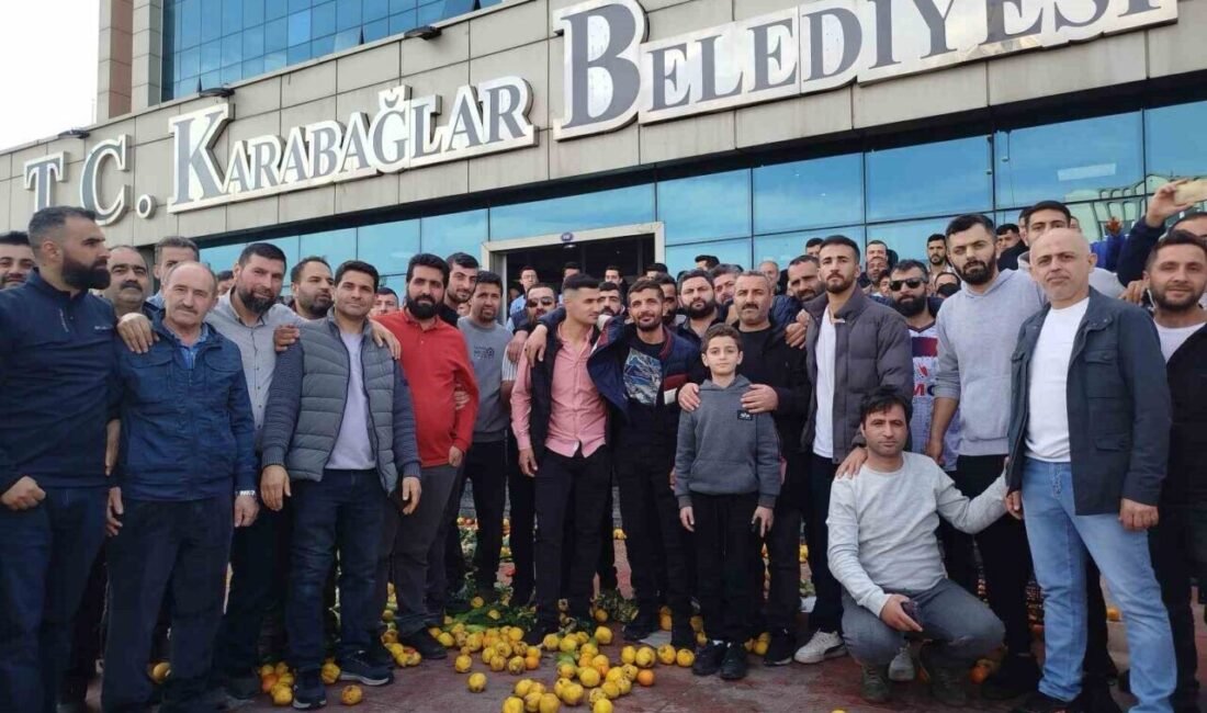 İzmir’in Karabağlar ilçesinde belediye tarafından esnafa uygulanan katı atık vergisine