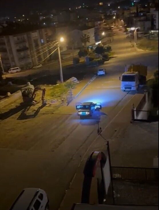 Sahur vaktinde otomobilin kapılarını açtı, yüksek sesli müzikle mahalleliyi ayağa kaldırdı