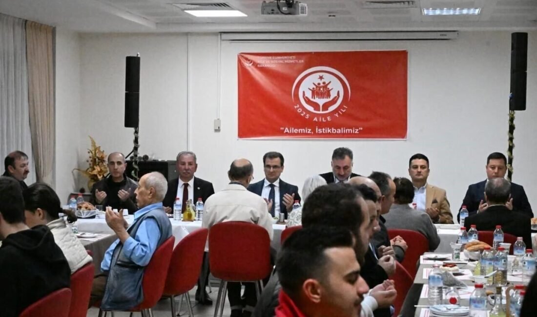 Manisa’nın Salihli ilçe protokolü, ’Yaşlılara Saygı Haftası’ kapsamında Huzurevini ziyaret