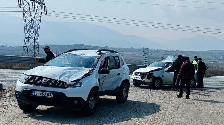 Manisa’nın Sarıgöl ilçesinde iki otomobilin çarpışması sonucu meydana gelen trafik