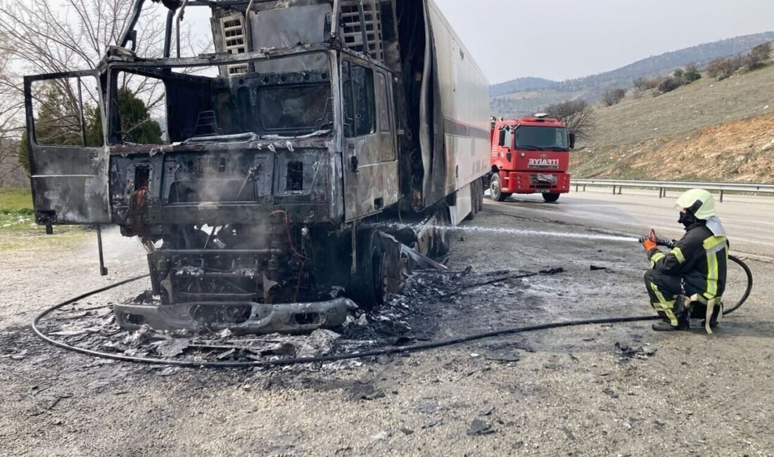 Manisa’nın Kula ilçesinde seyir halindeyken alev alan tır kullanılamaz hale