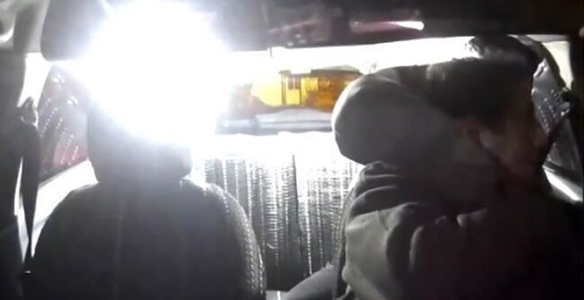 İzmir’de müşteri kılığında bindiği takside sürücünün boynuna sarılıp gasbeden saldırgan