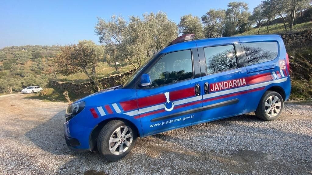Aydın’ın Karpuzlu ilçesinde sürücüsünün direksiyon hakimiyetini kaybetmesi ile uçuruma yuvarlanan