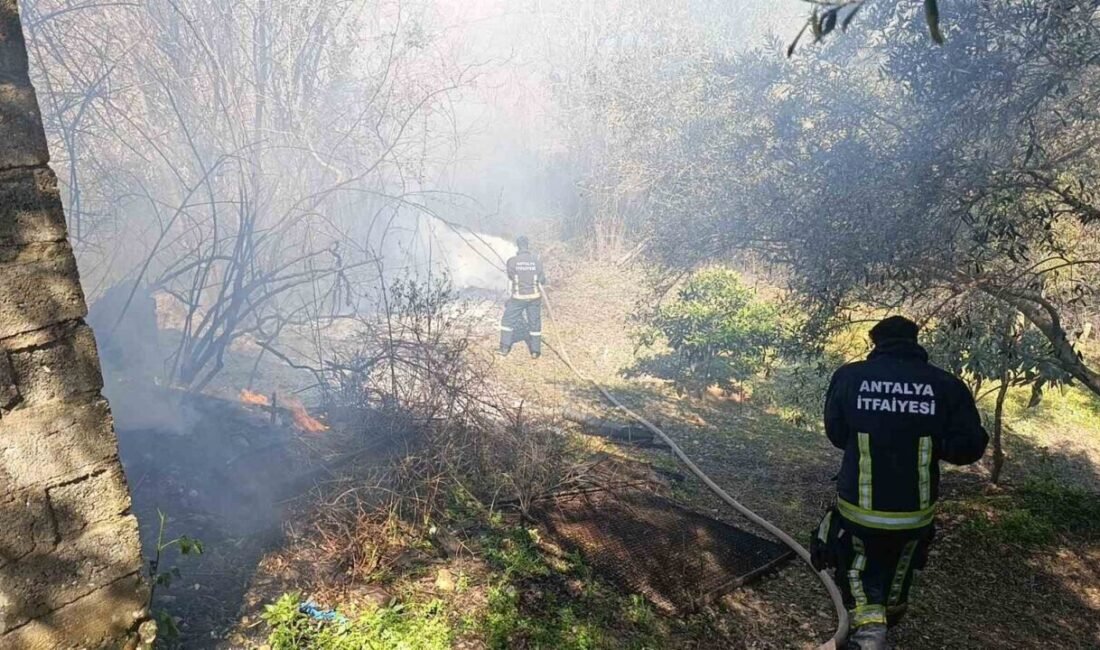 Manavgat’ta bir evin müştemilatının yanında çıkan yangın, Jandarma ve itfaiyenin