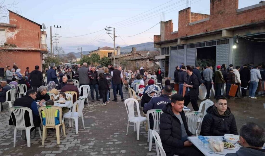 Aydın’ın Yenipazar ilçesinde mahalle sakinlerinin ortaklaşa düzenlediği iftar programı sonrası