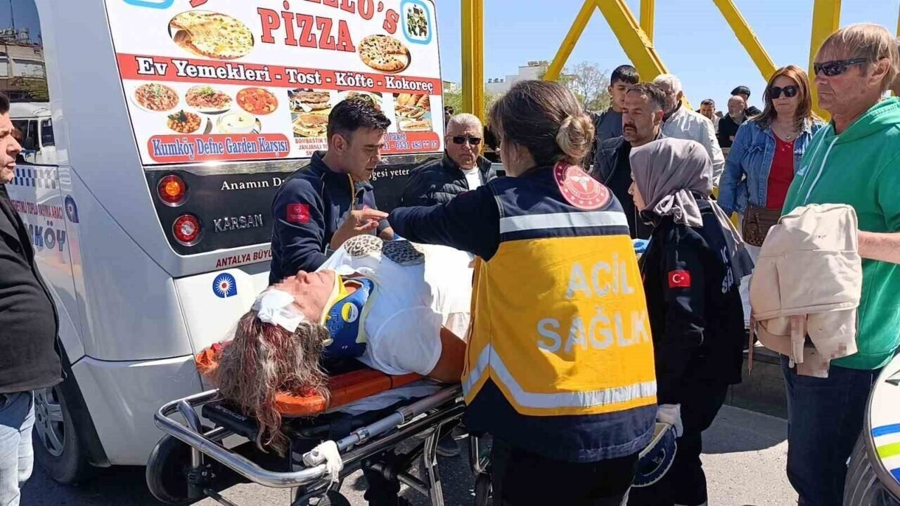 Yolcu minibüsü, otomobile çarptı 2’si Alman uyruklu turist 3 yolcu yaralandı
