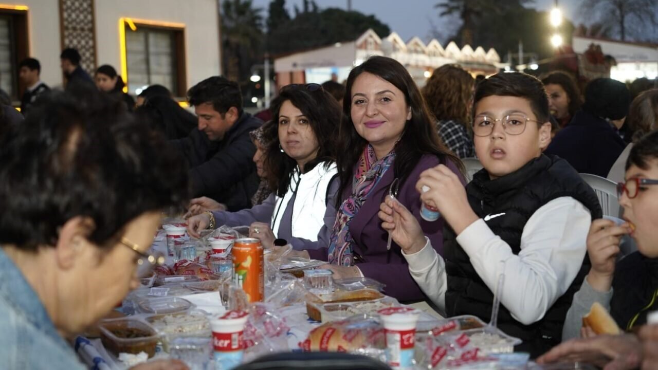 Yunusemre 100. Yıl Meydanı’nda iftar sofrası kurdu