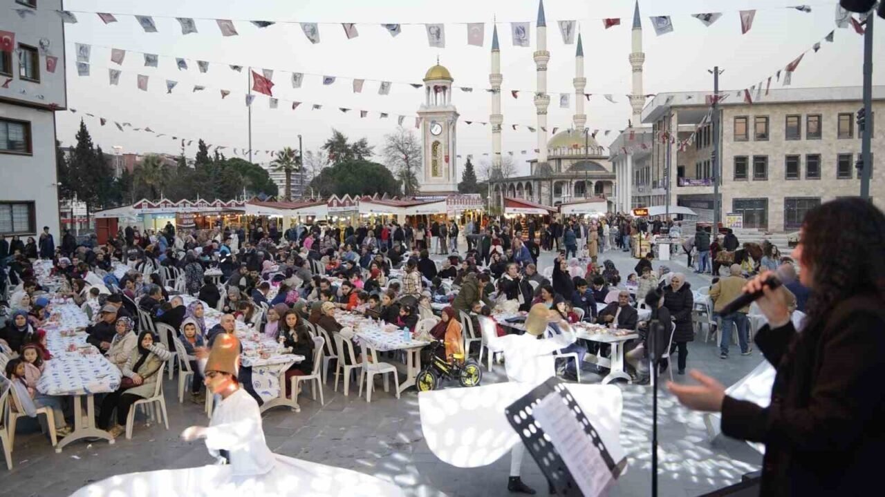 Yunusemre 100. Yıl Meydanı’nda iftar sofrası kurdu