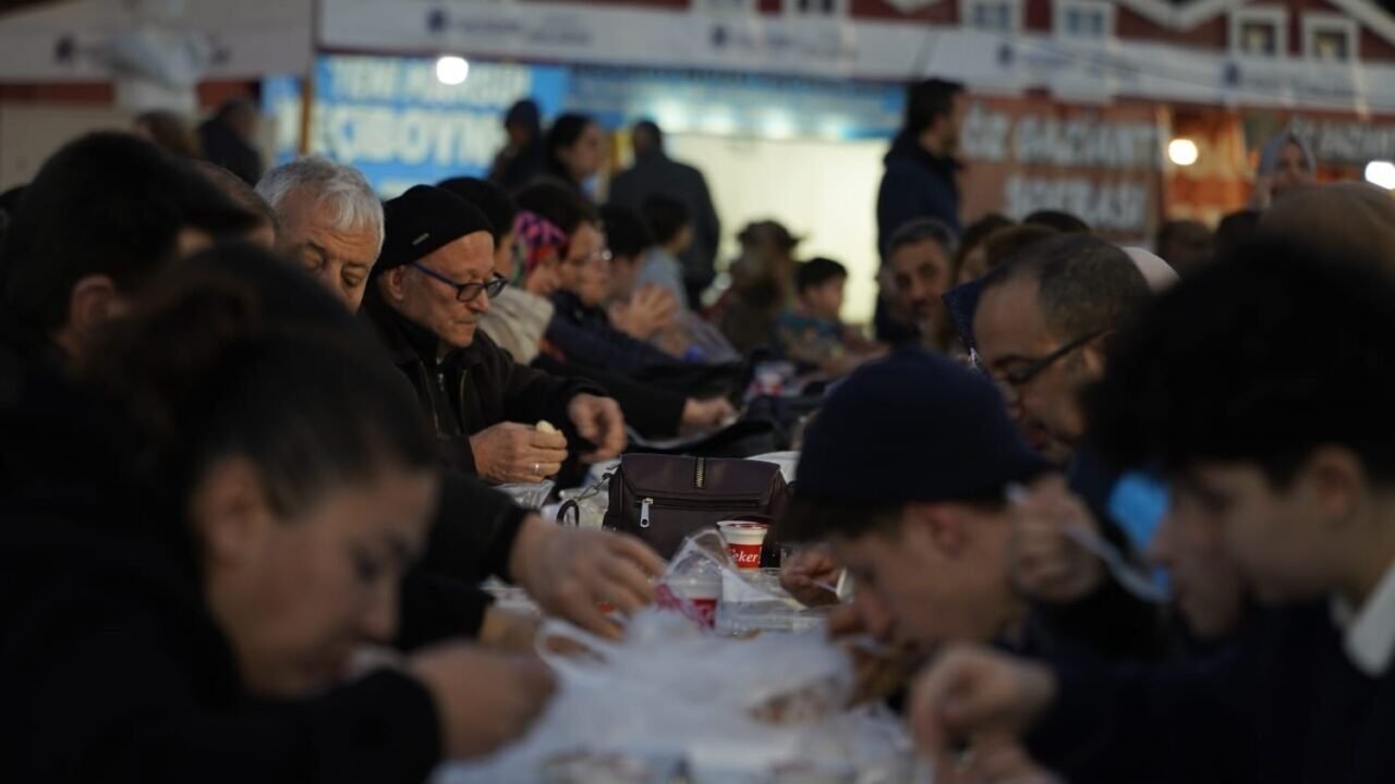 Yunusemre 100. Yıl Meydanı’nda iftar sofrası kurdu