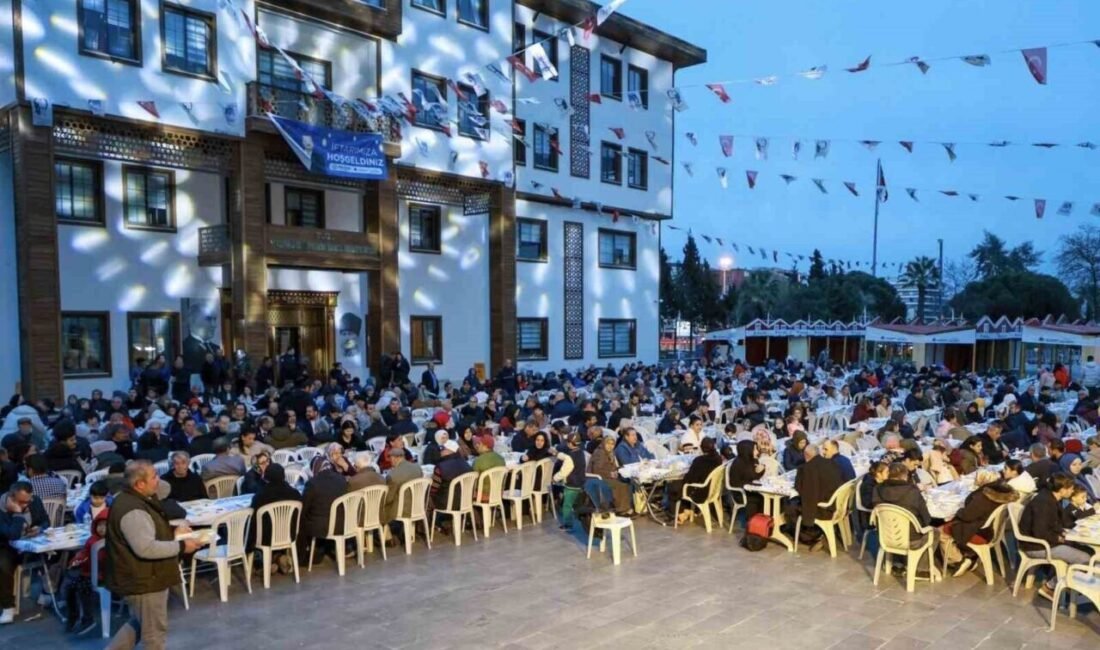 Yunusemre Belediyesi Ramazan etkinlikleri kapsamında 100. Yıl Meydanı’nda sanatçı ve