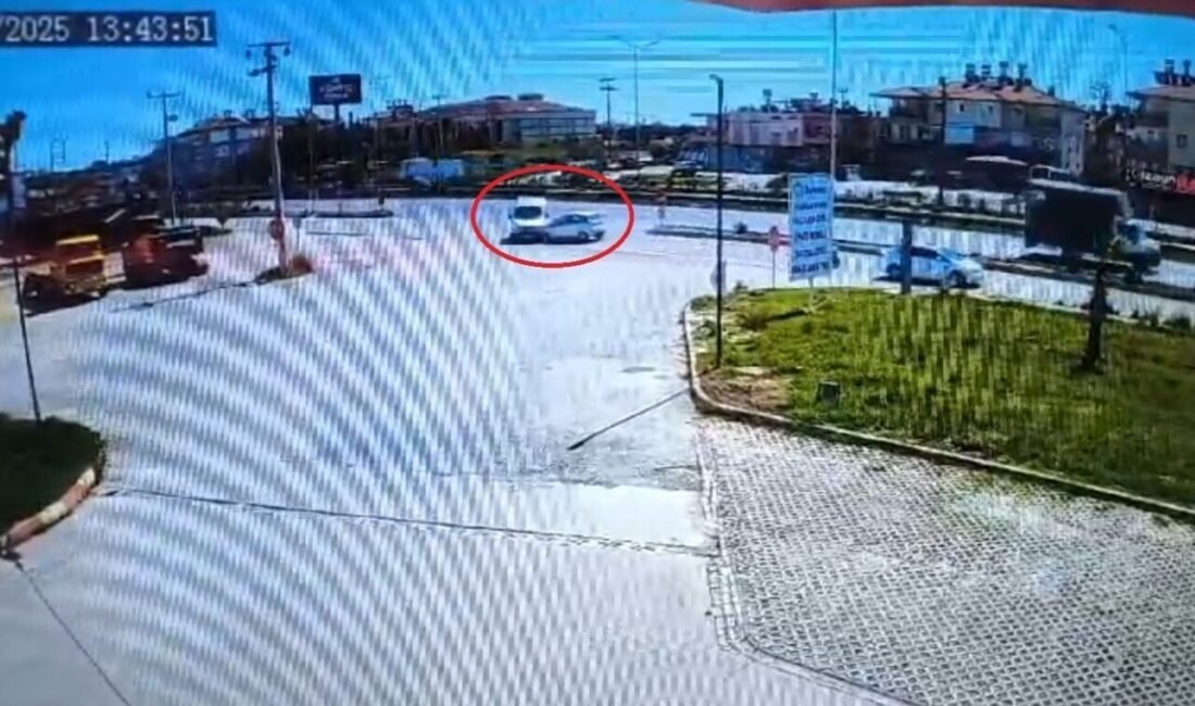 Antalya’nın Manavgat ilçesinde zırhlı banka aracının otomobil ile çarpışması sonucu