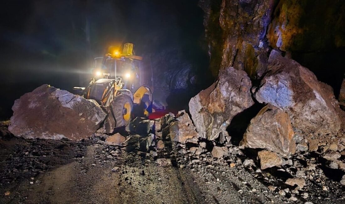 Antalya Büyükşehir Belediyesi, heyelan nedeniyle kapanan Taşatan Yolu’nu gece yaptığı