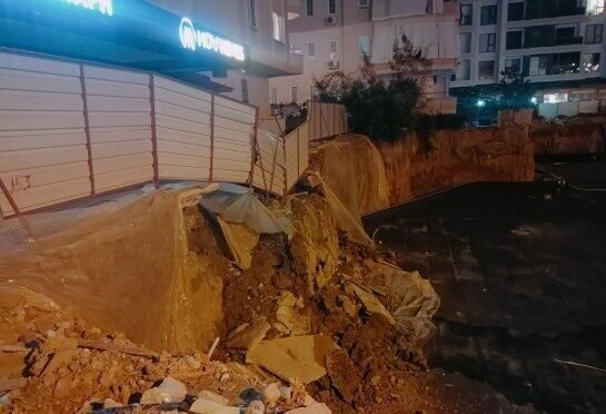 Antalya’nın Alanya ilçesinde bir inşaatın koruma duvarı toprak kayması nedeniyle