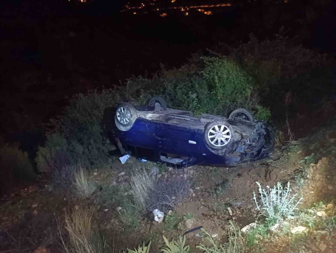 Alanya’da otomobil şarampole yuvarlandı: 1 yaralı Alanya’da otomobil şarampole yuvarlandı: 1 yaralı