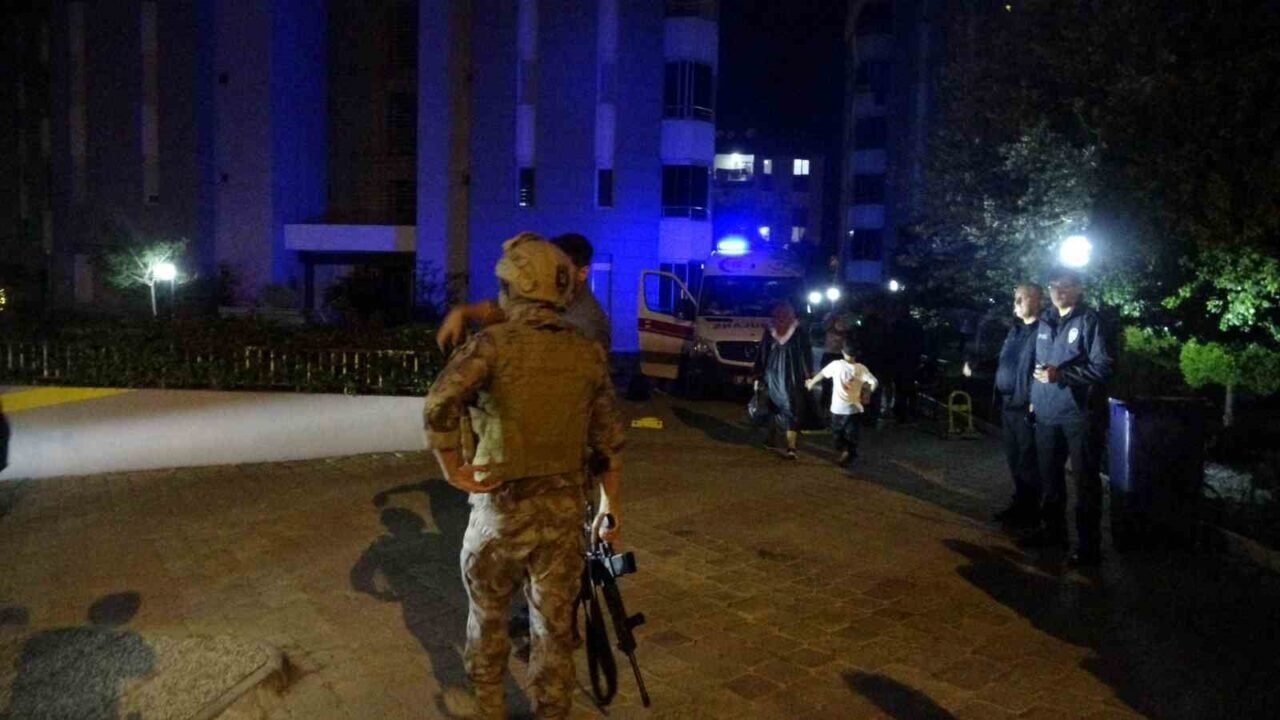 Anne-babasını odaya kilitledi, ekiplere ecel terleri döktürdü