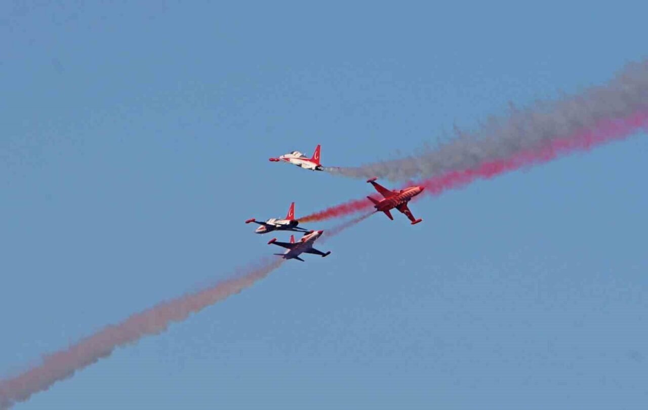 Antalya’da Türk Yıldızları’ndan nefes kesen 23 Nisan gösterisi