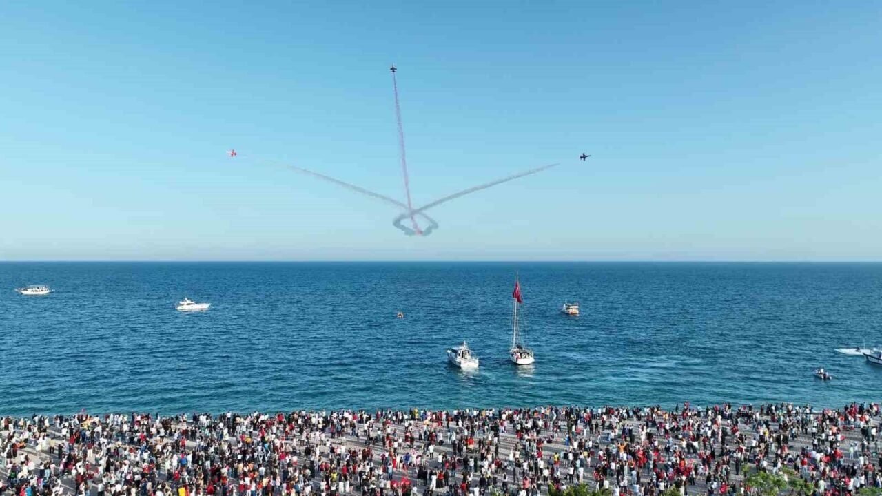 Antalya’da Türk Yıldızları’ndan nefes kesen 23 Nisan gösterisi