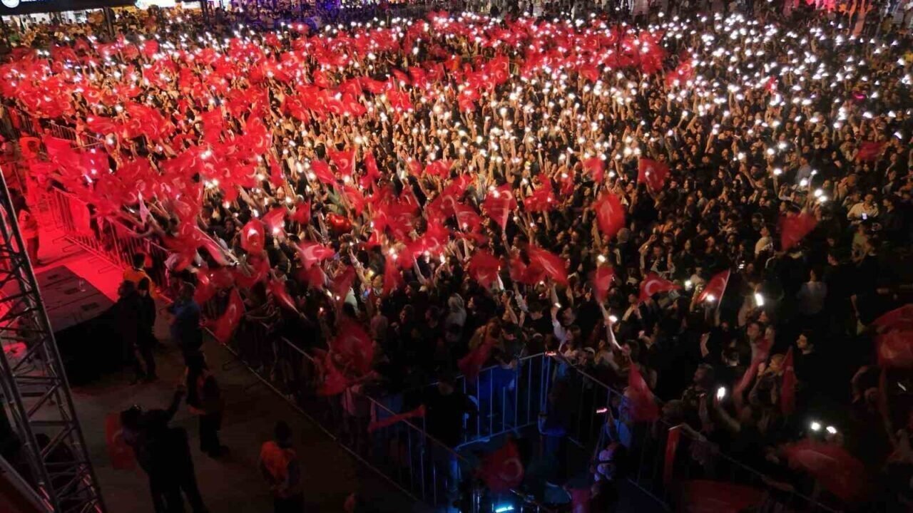 Aydınlılar, Büyükşehir’in Pinhani konseri ile buluştu