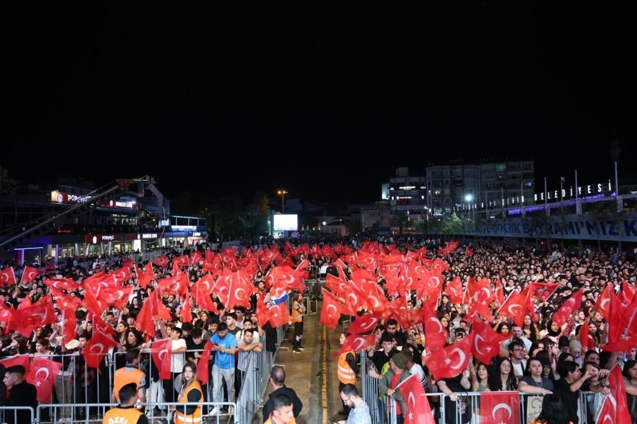 Aydınlılar, Büyükşehir’in Pinhani konseri ile buluştu