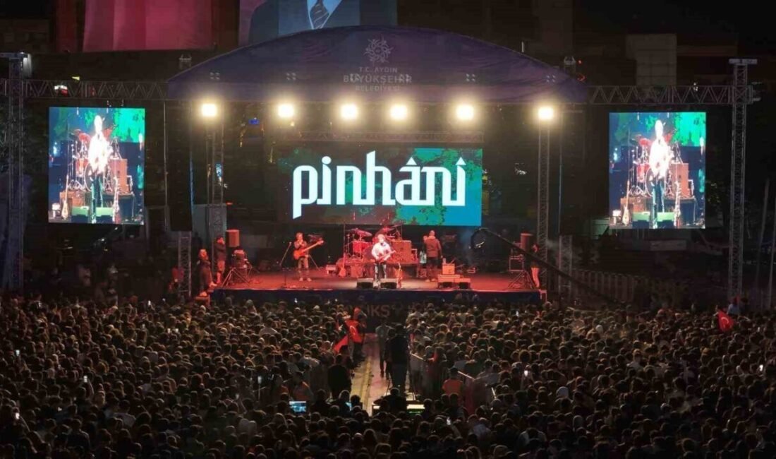 Aydın Büyükşehir Belediyesi tarafından gerçekleştirilen konserde sahne alan Pinhani grubu,
