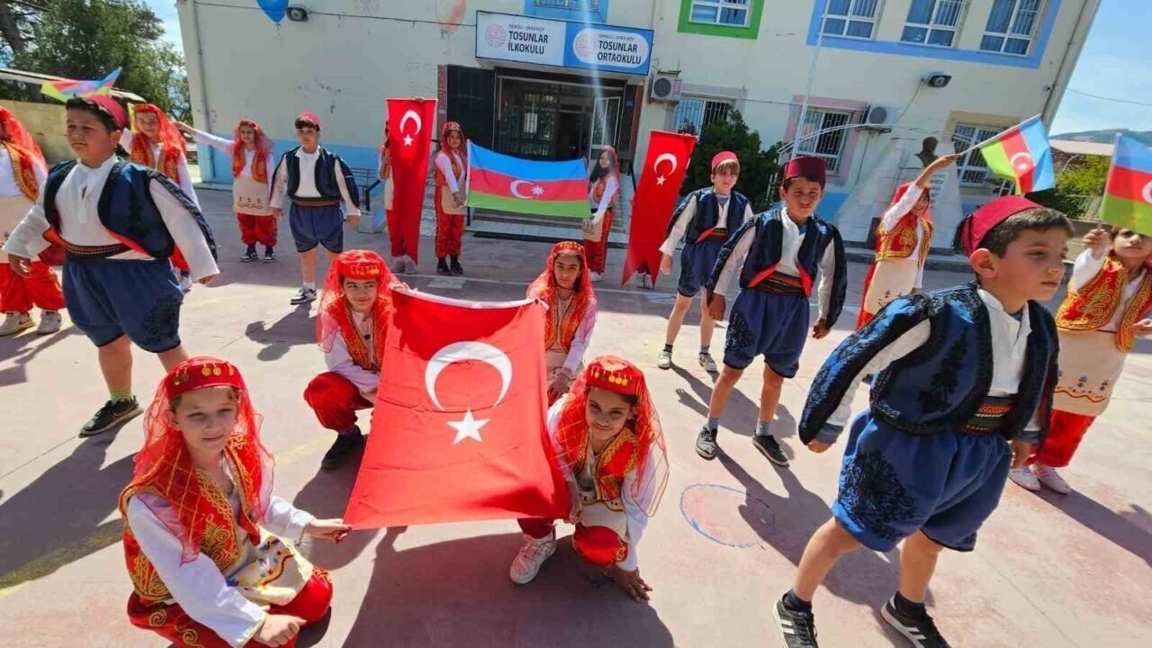 Azeri öğrenciler 23 Nisan’ı ilk defa Türk kardeşleri gibi kutladı