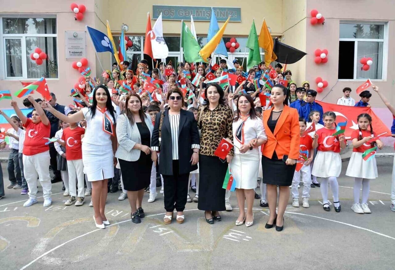 Azeri öğrenciler 23 Nisan’ı ilk defa Türk kardeşleri gibi kutladı