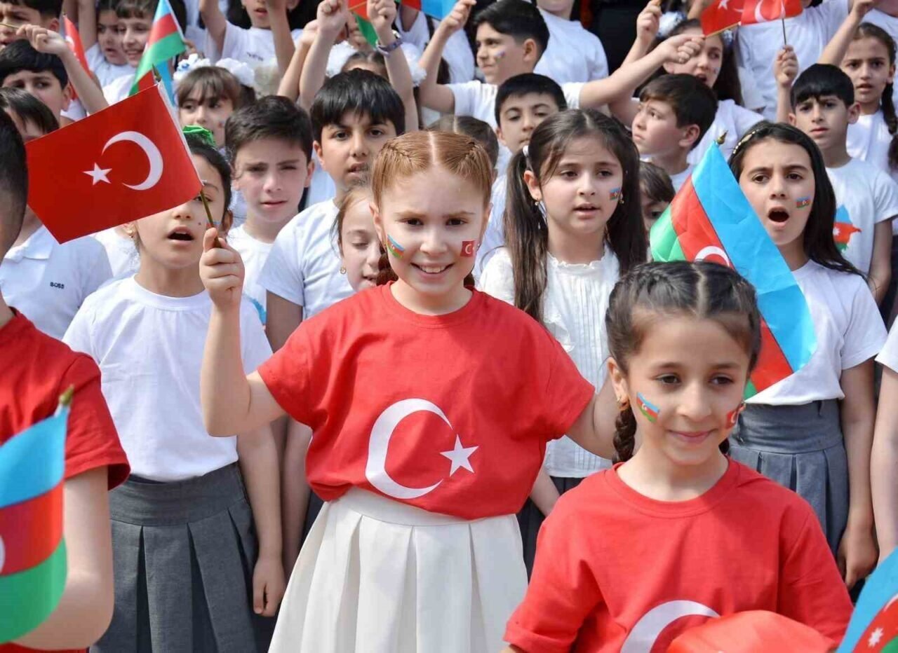 Azeri öğrenciler 23 Nisan’ı ilk defa Türk kardeşleri gibi kutladı