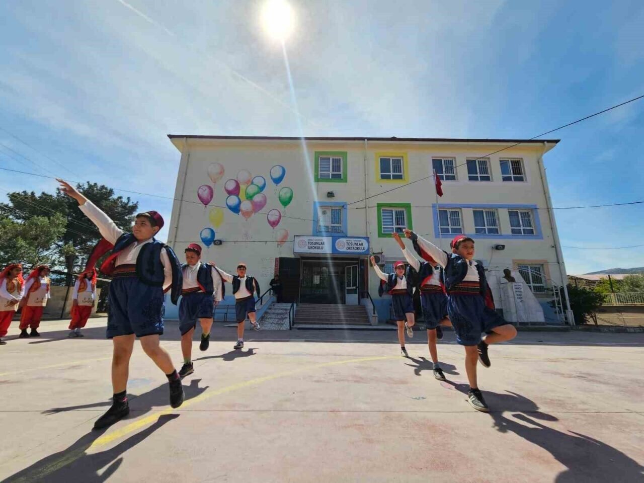 Azeri öğrenciler 23 Nisan’ı ilk defa Türk kardeşleri gibi kutladı