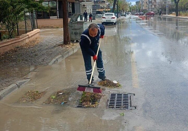 Aydın’ın Didim ilçesinde yağışların ardından tıkanan mazgallar belediye ekiplerince temizlendi.