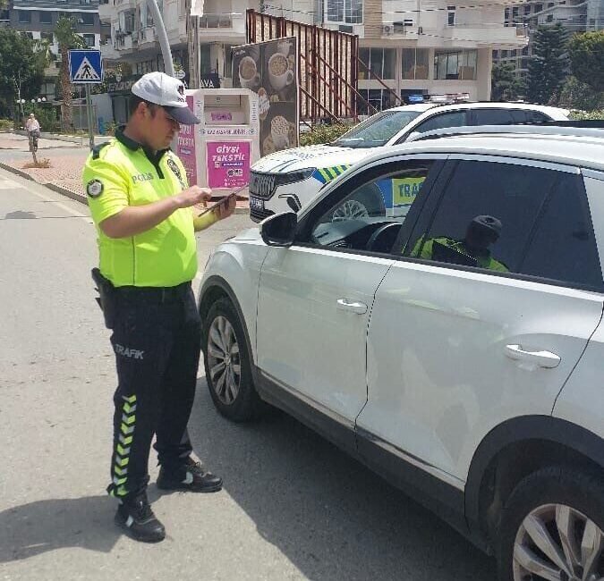Antalya’nın Gazipaşa ilçesinde trafik ekipleri, Pazarcı Mahallesi’nde araç ve motosiklet