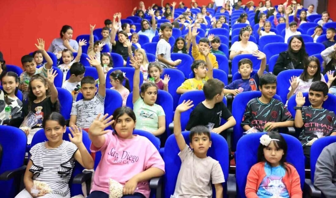 İncirliova Belediyesi tarafından çocuklara özel düzenlenen sinema etkinliği yoğun ilgiyle