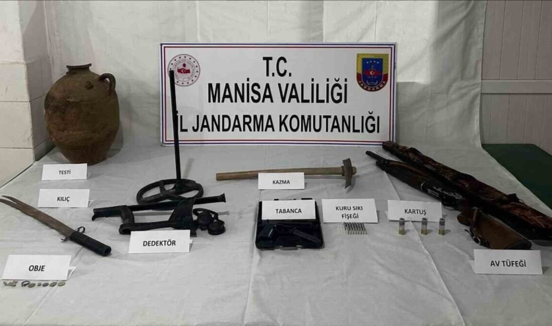 İzinsiz kazıya jandarma operasyonu Manisa’nın Demiri ilçesinde Sidas Antik Kentinde kaçak kazı yaptığı belirlenen
