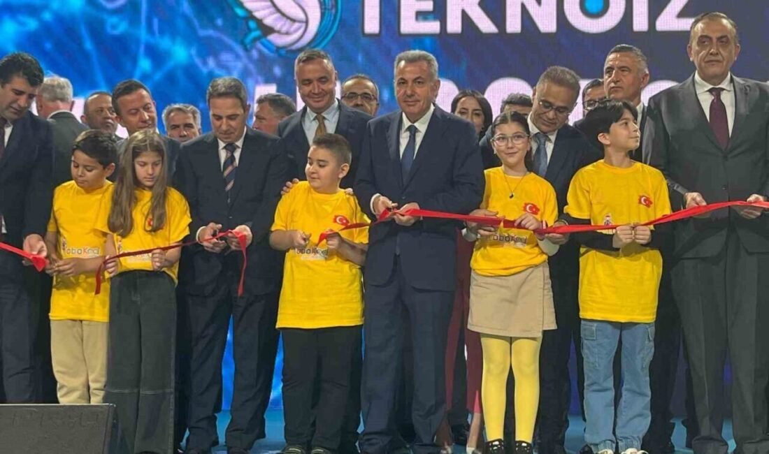 İzmir’de “2. ROBOKOD İzmir Bilişim ve Kodlama Şenliği” düzenlendi. Etkinlikte