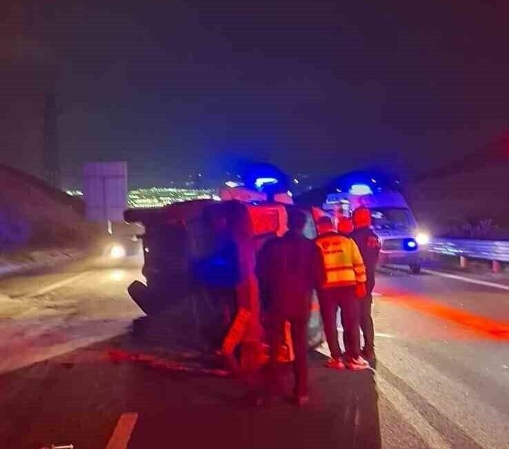 İzmir’in Aliağa ilçesinde kontrolden çıkan minibüs, orta refüje çarparak takla