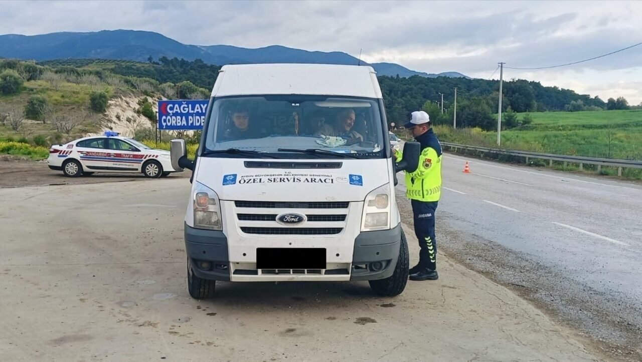 Jandarmadan servis araçlarına denetim Jandarmadan servis araçlarına denetim