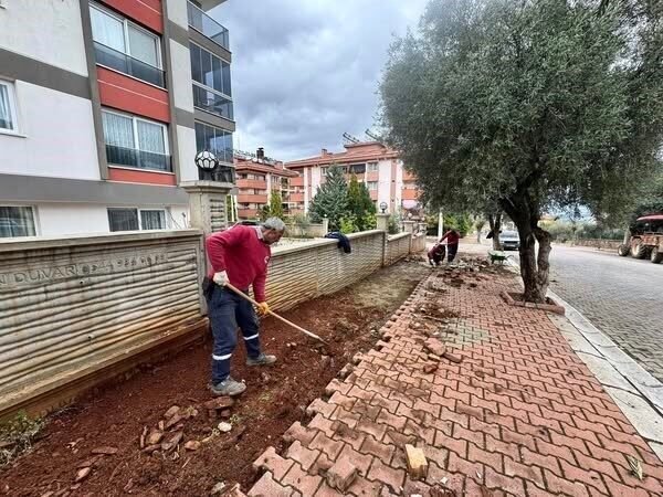 Karacasu Belediyesi ilçe genelinde çevre düzenlemeleri, yol ve kaldırım bakım