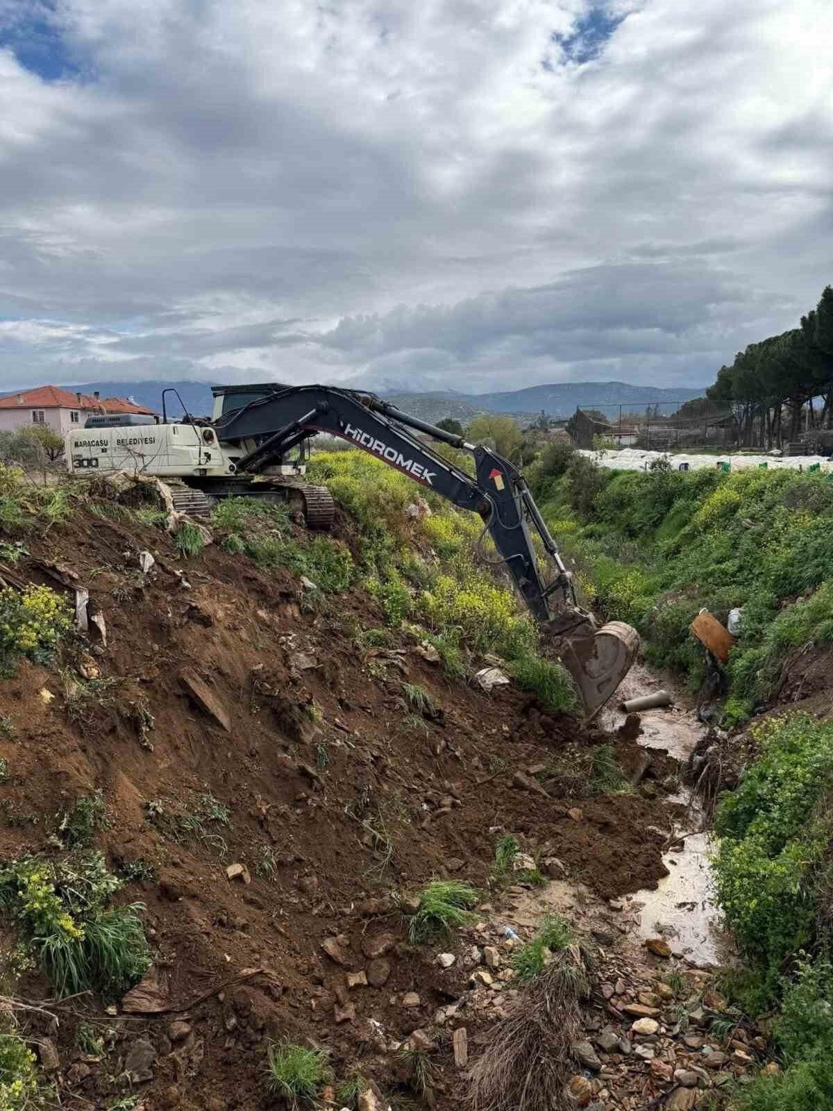 Karacasu’da dere yatakları temizleniyor