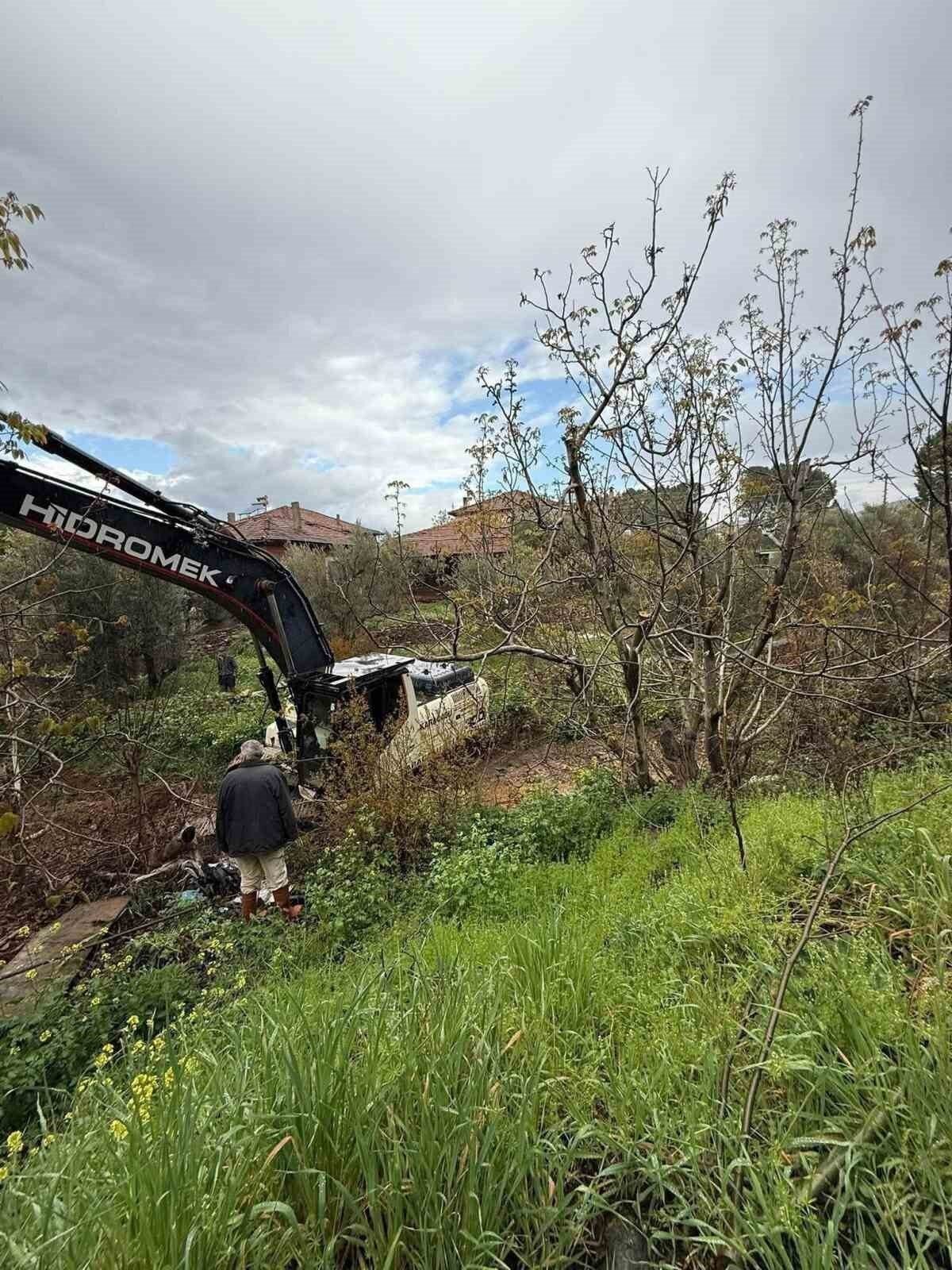Karacasu’da dere yatakları temizleniyor