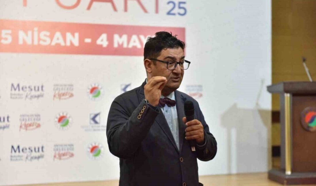 Kepez Kitap Fuarı’nda düzenlenen “Düşünen Makine Çağında İnsan Olmak” başlıklı