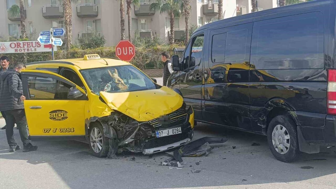 Minibüs ile ticari taksi kavşakta çarpıştı: 2’si turist 3 yaralı
