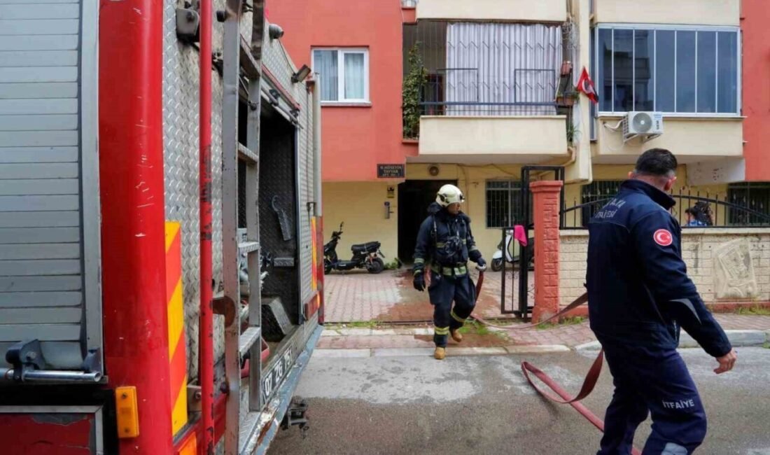 Antalya’da bir apartman dairesinde çıkan yangın itfaiye ekiplerinin müdahalesi ile