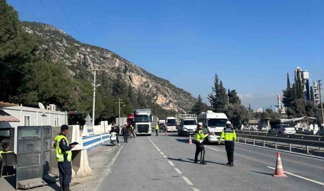 Aydın İzmir Otoyolu’nda jandarma tarafından yapılan denetimde kurllara uymadığı belirlenen