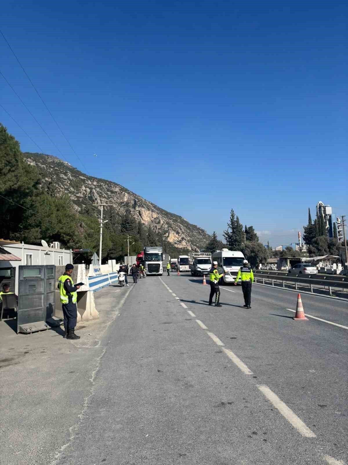 Otoyoldaki denetimde 11 sürücüye cezai işlem uygulandı Otoyoldaki denetimde 11 sürücüye cezai işlem uygulandı