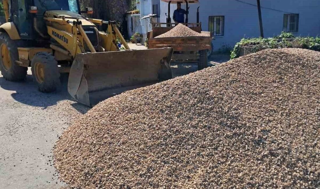 Aydın’ın Sultanhisar ilçesinde etkili olan sağanak yağış sonrasında bozulan yollarda